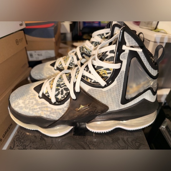 Nike MEN'S LEBRON 19 "ROYALTY" Shoes - Picture 3 of 5